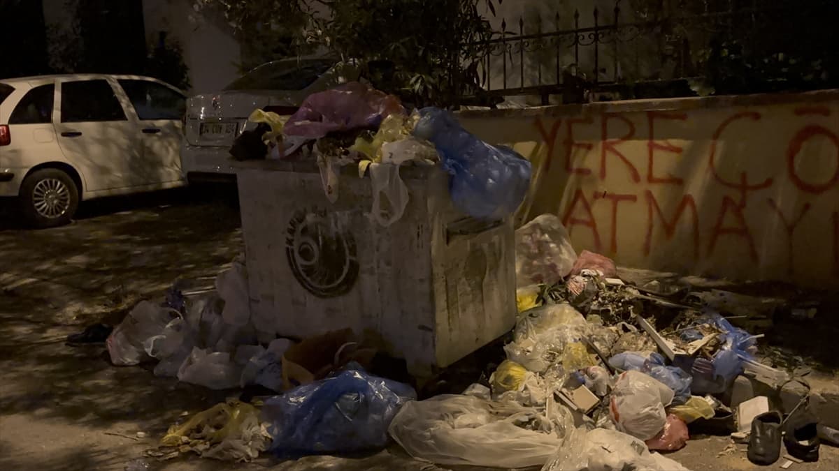 Kartal Belediyesi'nde temizlik işçileri maaşları ödenmediği için iş yavaşlattı