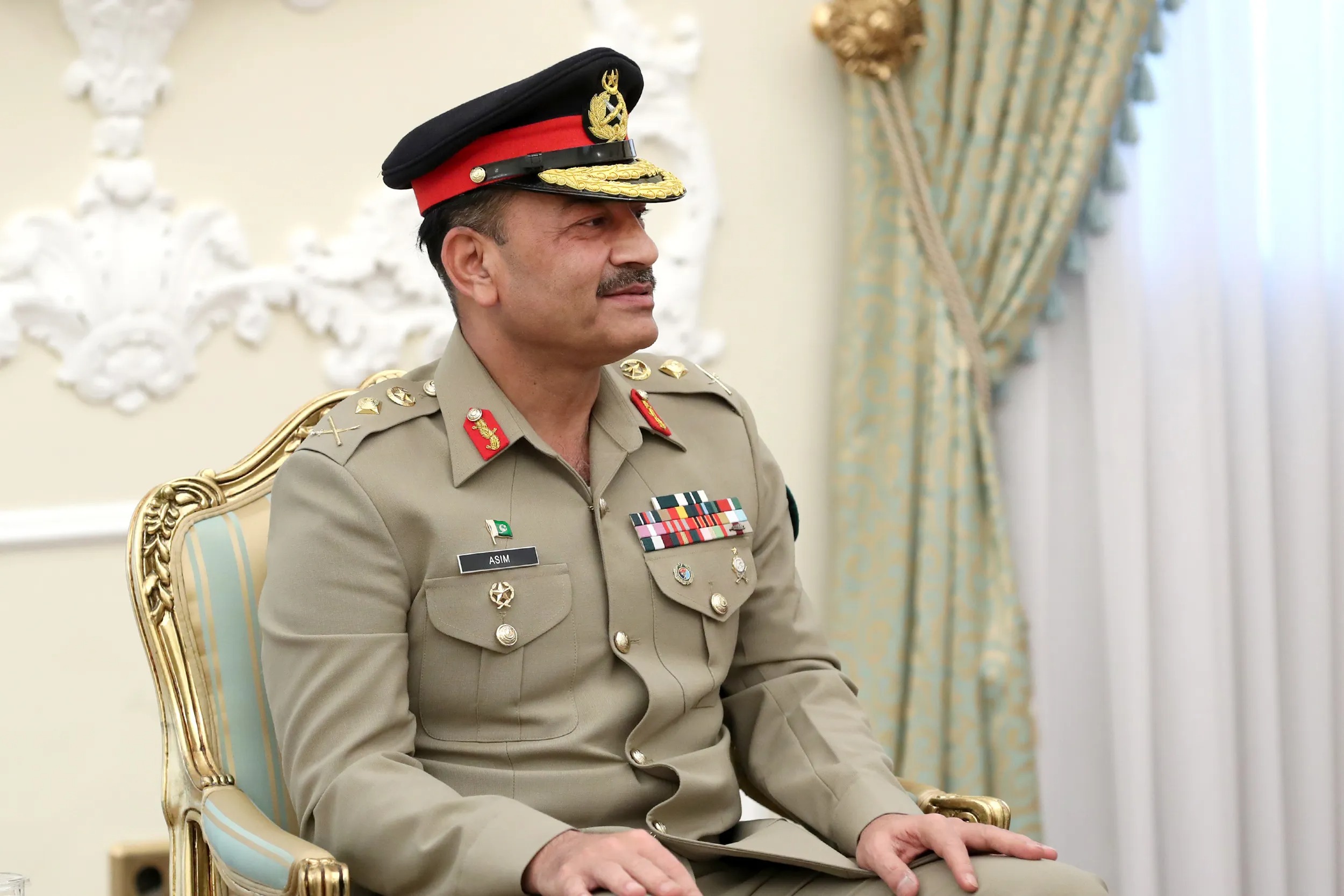 Trump hosts Pakistani army chief