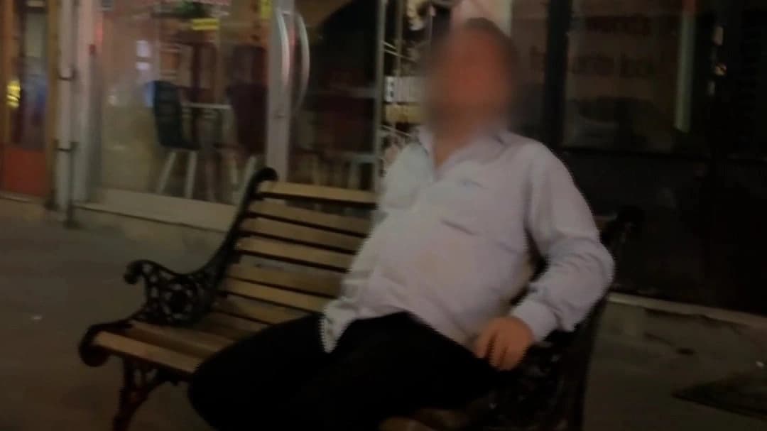 Dışlandığını düşündü, çay ocağının camını kırdı