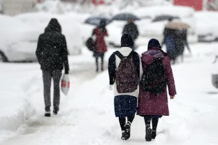 Kar yağışı eğitime engel oldu: Valilikler peş peşe açıkladı! Hangi illerde okullar tatil?