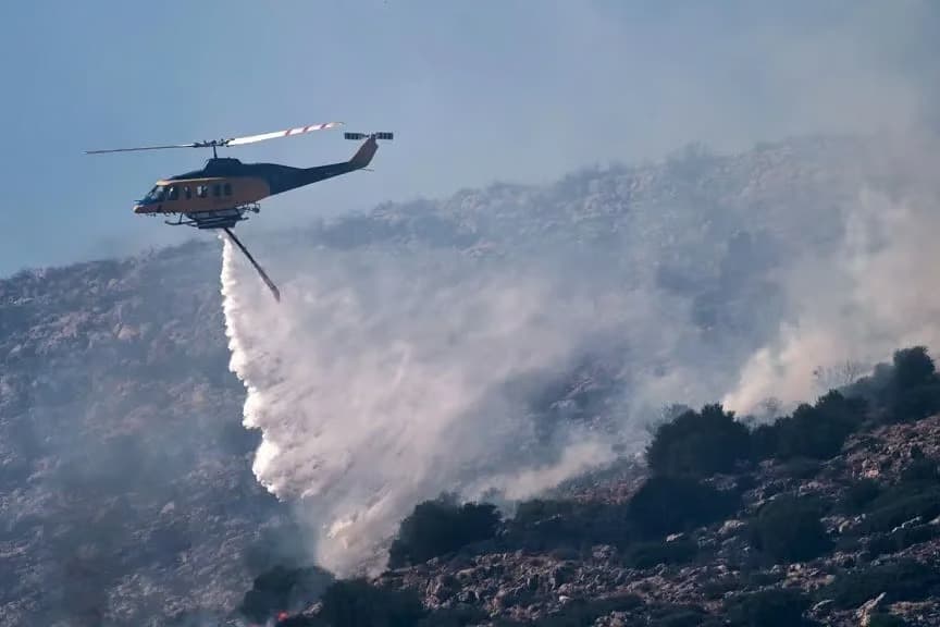 Yunanistan'da orman yangınına müdahale eden iki helikopter havada çarpıştı