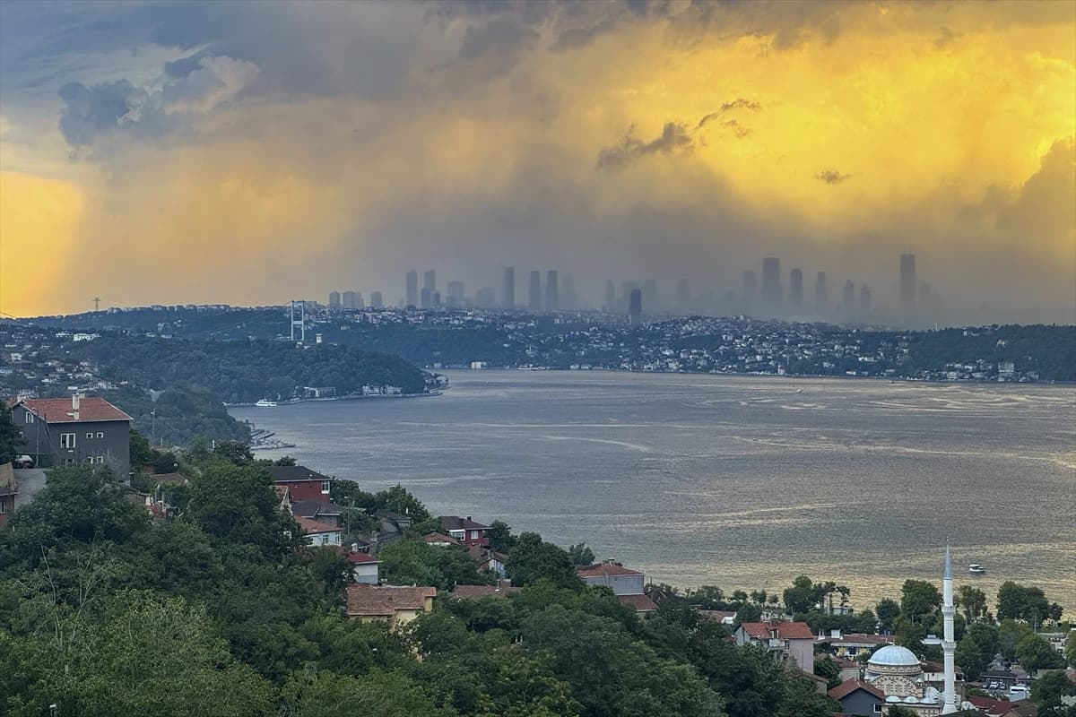 İstanbul'da etkili olan kuvvetli fırtına hayatı olumsuz etkiledi
