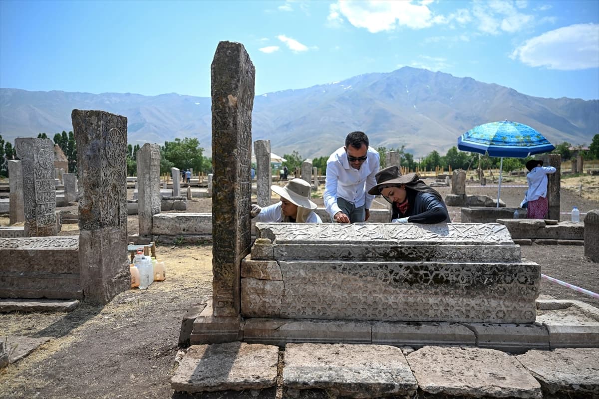 Tarihi Selçuklu Mezarlığı'nda yeni bir ustanın imzasına ulaşıldı