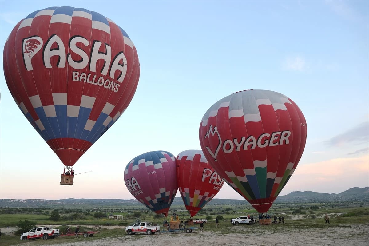 Kapadokya semalarında nefes kesen gösteri: JÖAK paraşüt timi sıcak hava balonundan atladı