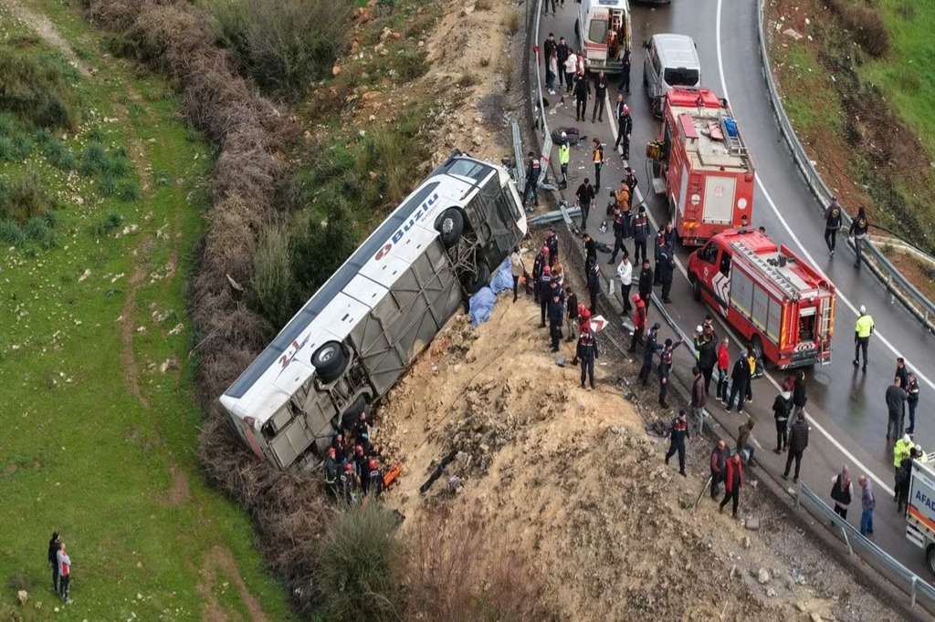 Yolcu otobüsü devrildi: 8 ölü 26 yaralı