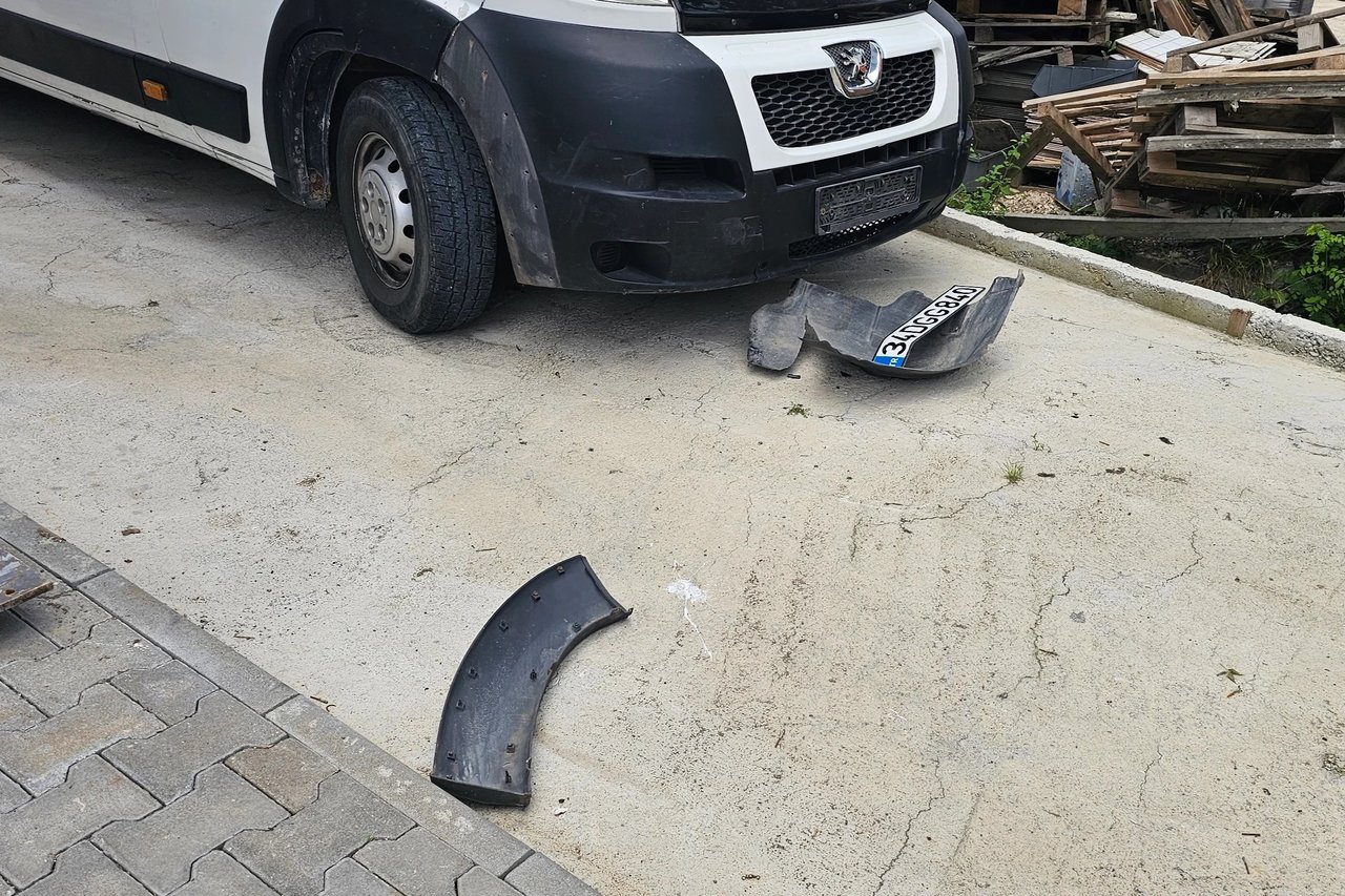 Başıboş köpekler karavanın tamponunu parçaladı