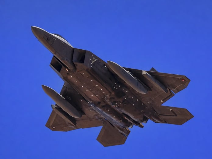 ABD, F-22 Raptor’u gizli yakıt tankları ve sensör podlarıyla test ediyor