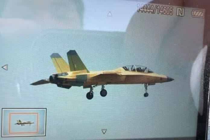 Çin, yeni savaş uçağını test uçuşunda gözler önüne sürdü