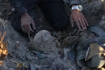 Humus'ta 16 kişinin cesedinin yer aldığı toplu mezar bulundu