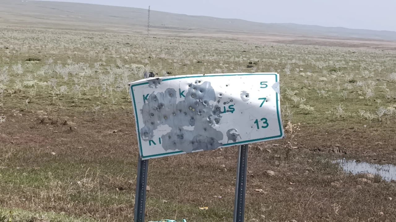Kars'ta yol tabelaları kurşunların hedefi oldu
