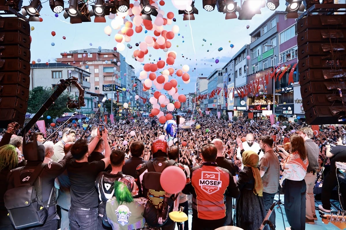 Sultanbeyli'de kanseri yenen minik Zeyd için gökyüzü balonlarla renklendi