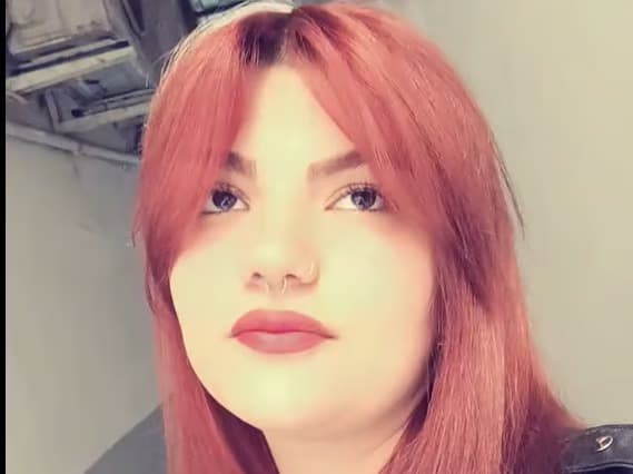 Bir çiçek konulur mezarıma, o da kokmaz