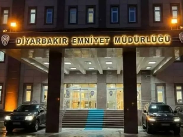 Valilik açıkladı: Diyarbakır'da emniyet binasına EYP'li saldırı! 