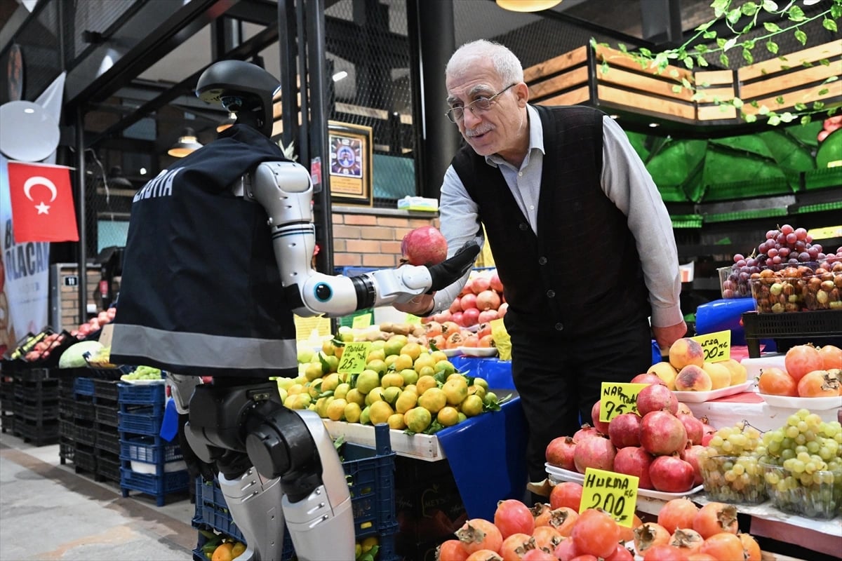 İnsansı robot MEGA, zabıta ekipleriyle denetimde