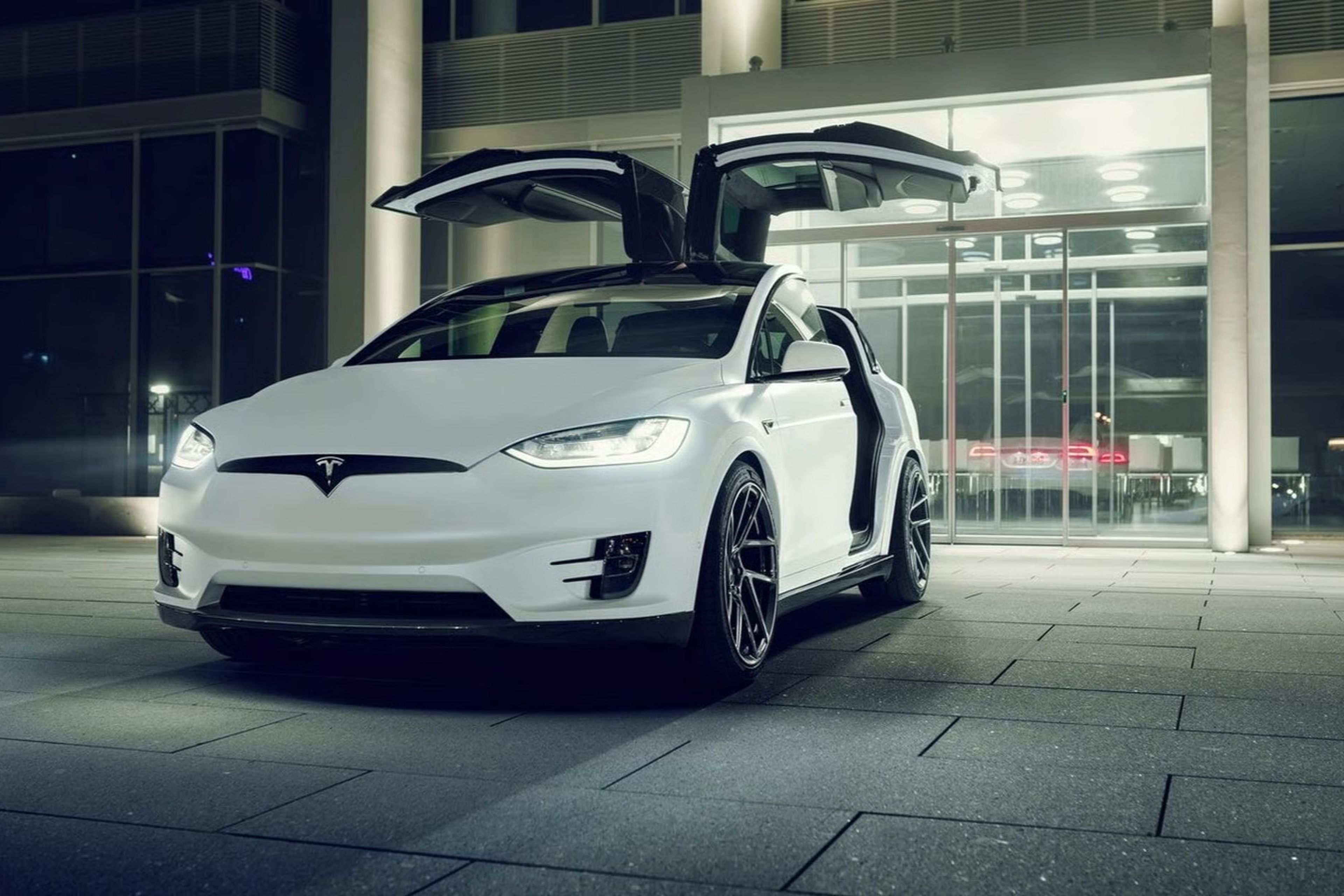 Tesla CEO'su Elon Musk'ın Model X tasarımındaki ısrarı üretim krizine yol açtı