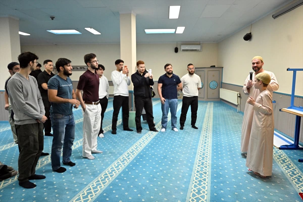 "Nefret etme kek yap" diyen İngiliz çocuk Belçika'daki camilerde kek dağıttı