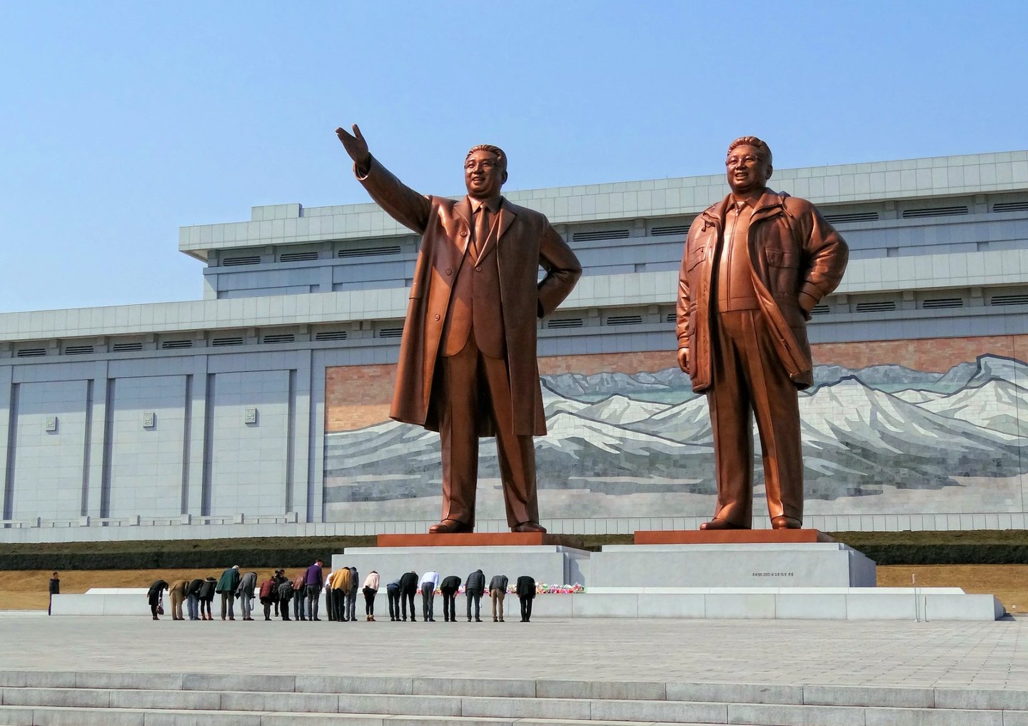 Kim II Sung ile Kim Jong-un'a ait heykel - Wikipedia