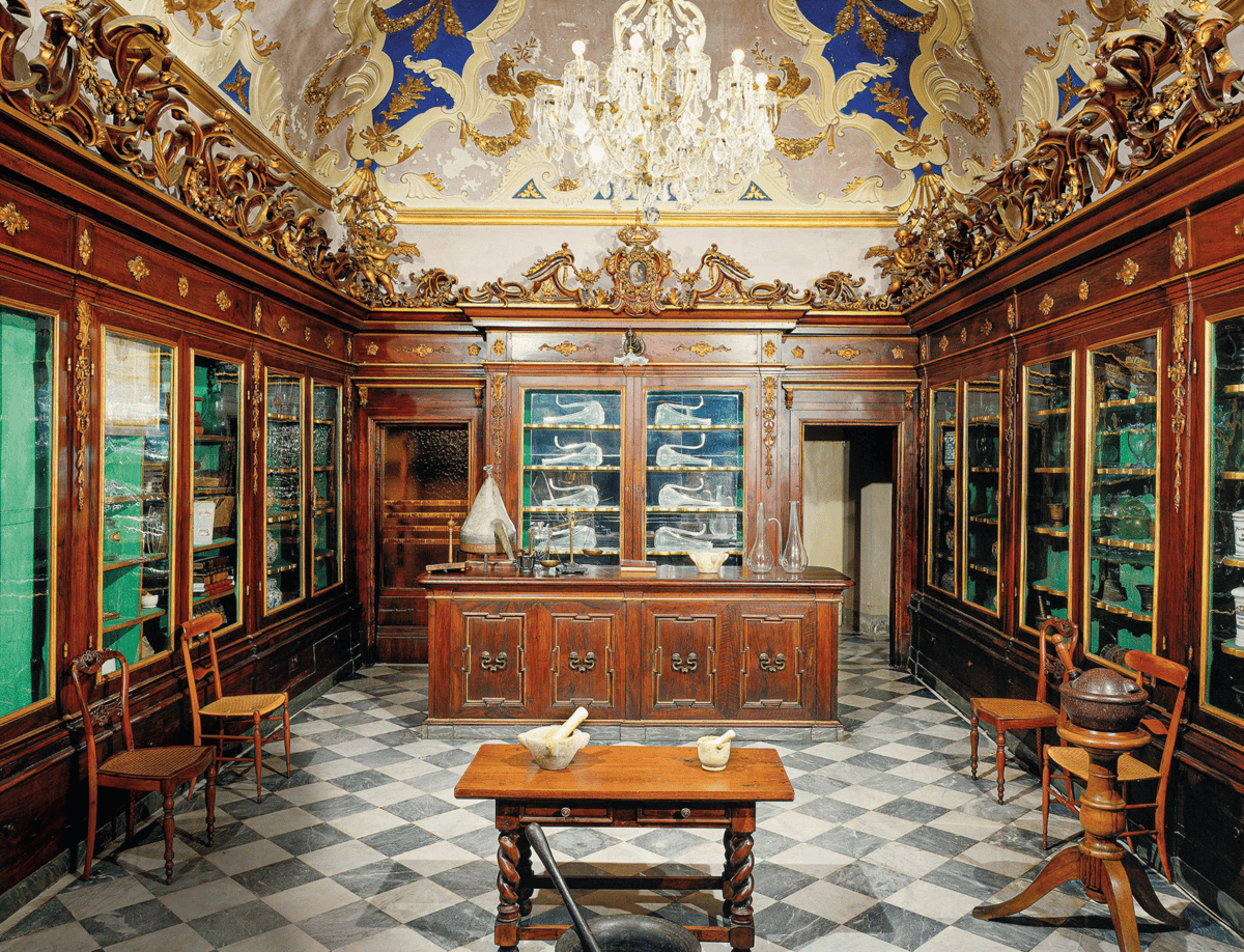 Dünyada hâlâ faaliyette olan en eski eczane / Floransa