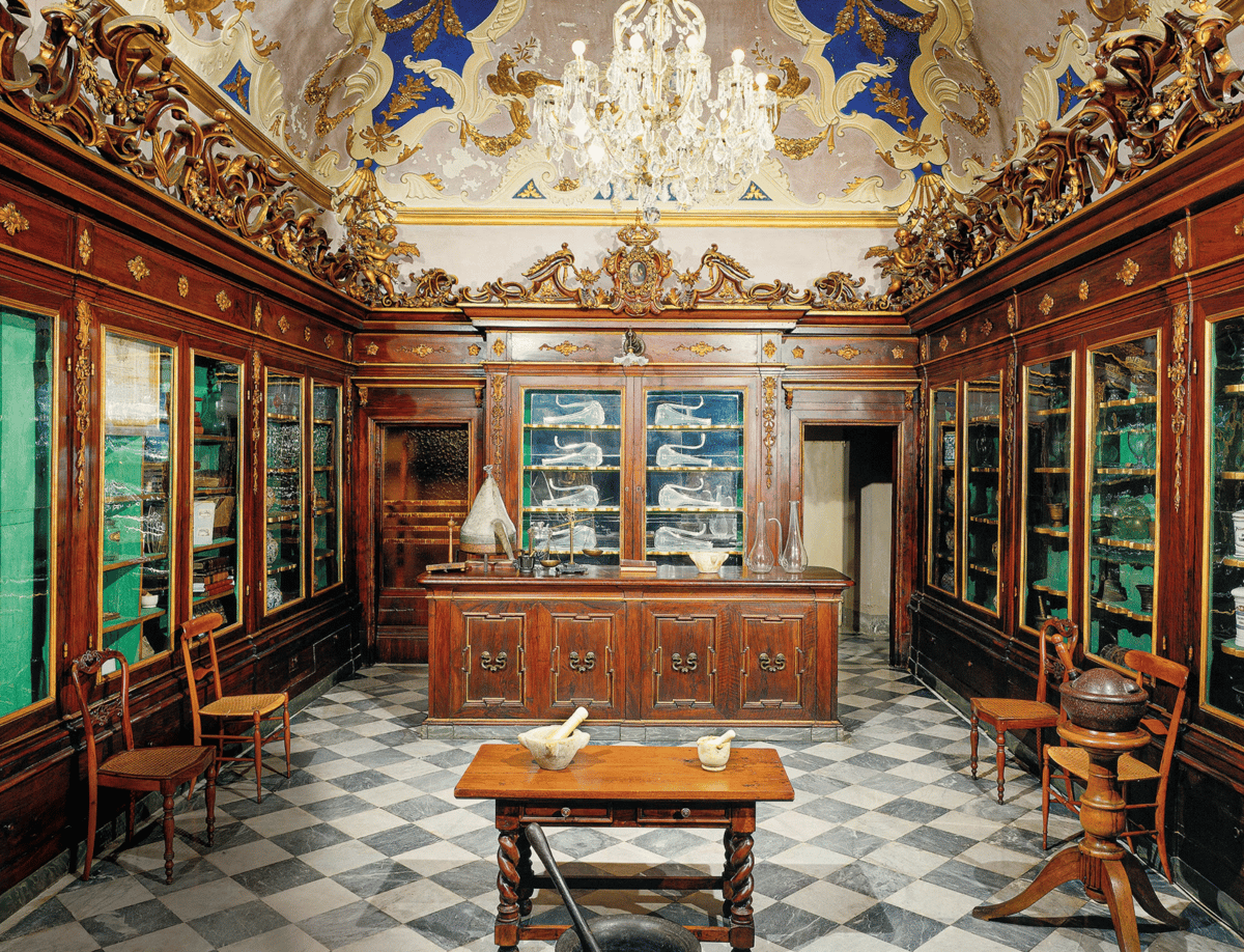 Dünyada hâlâ faaliyette olan en eski eczane / Floransa