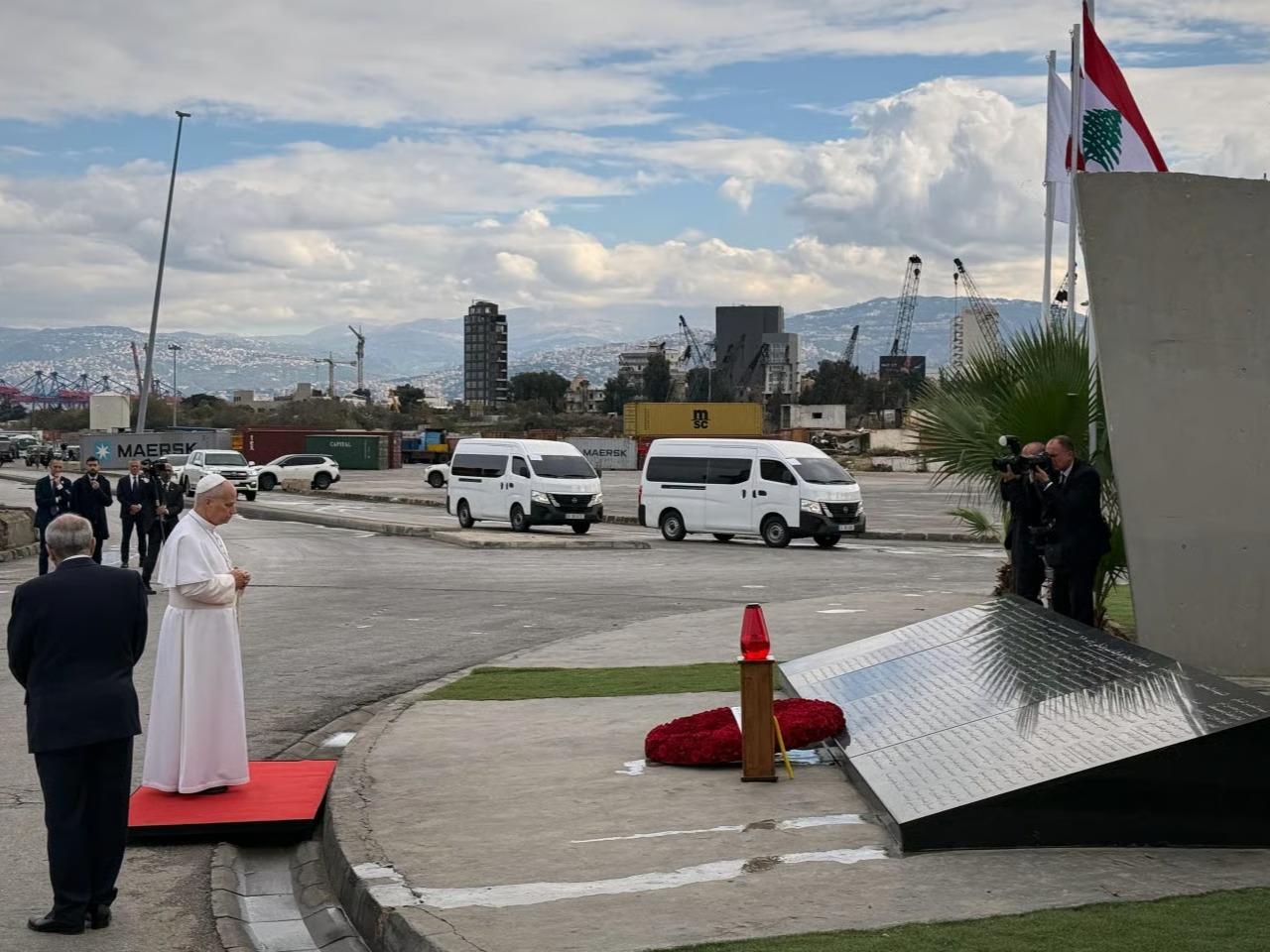 Papa liman patlamasında ölenler için dua etti