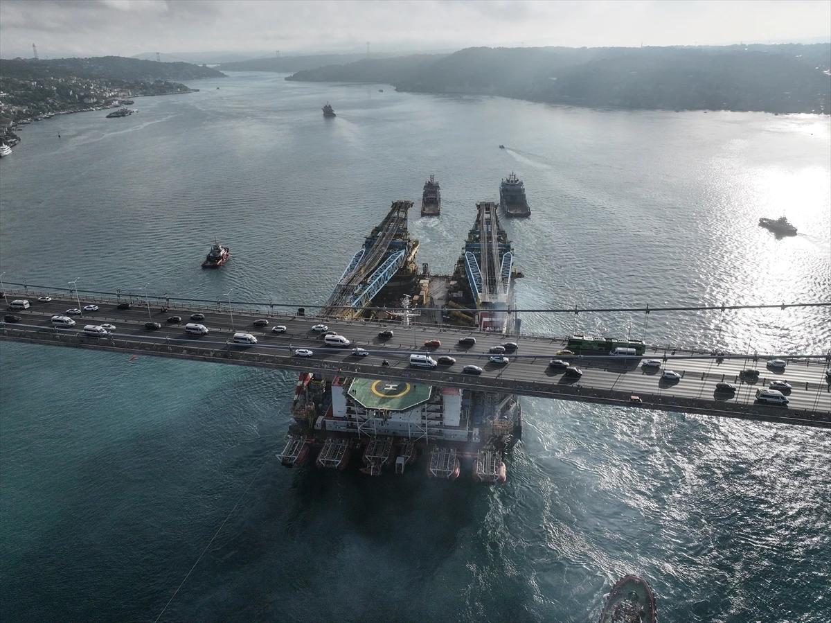 Köprülerin altından geçebilmek için boyunu kısaltacak: 'Saipem 7000' İstanbul Boğazı'nda!