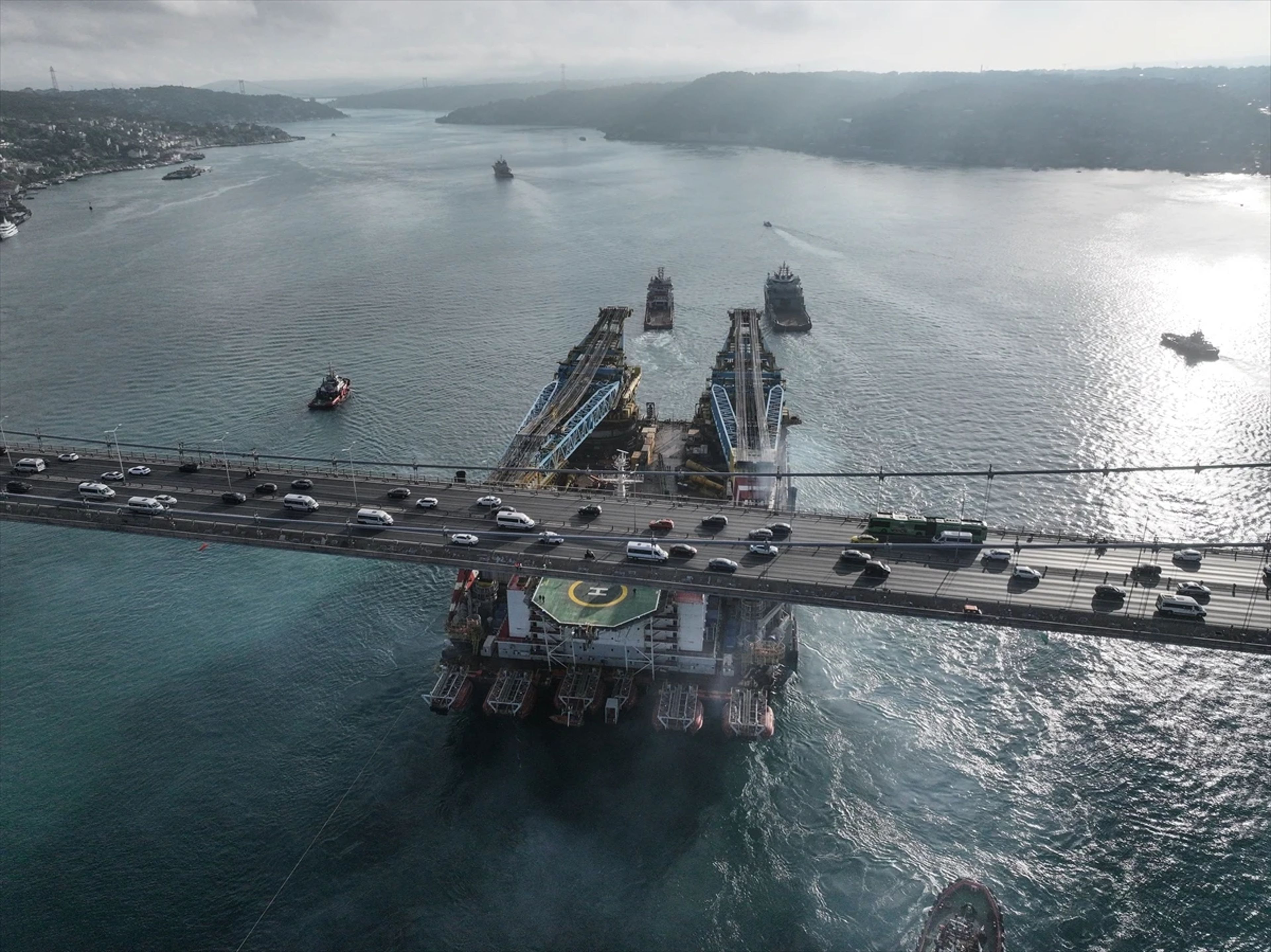 Köprülerin altından geçebilmek için boyunu kısaltacak: 'Saipem 7000' İstanbul Boğazı'nda! - 2. fotoğraf