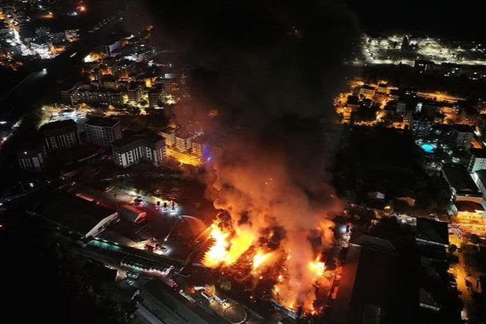 Çekmeköy'de sünger fabrikasında yangın çıktı
