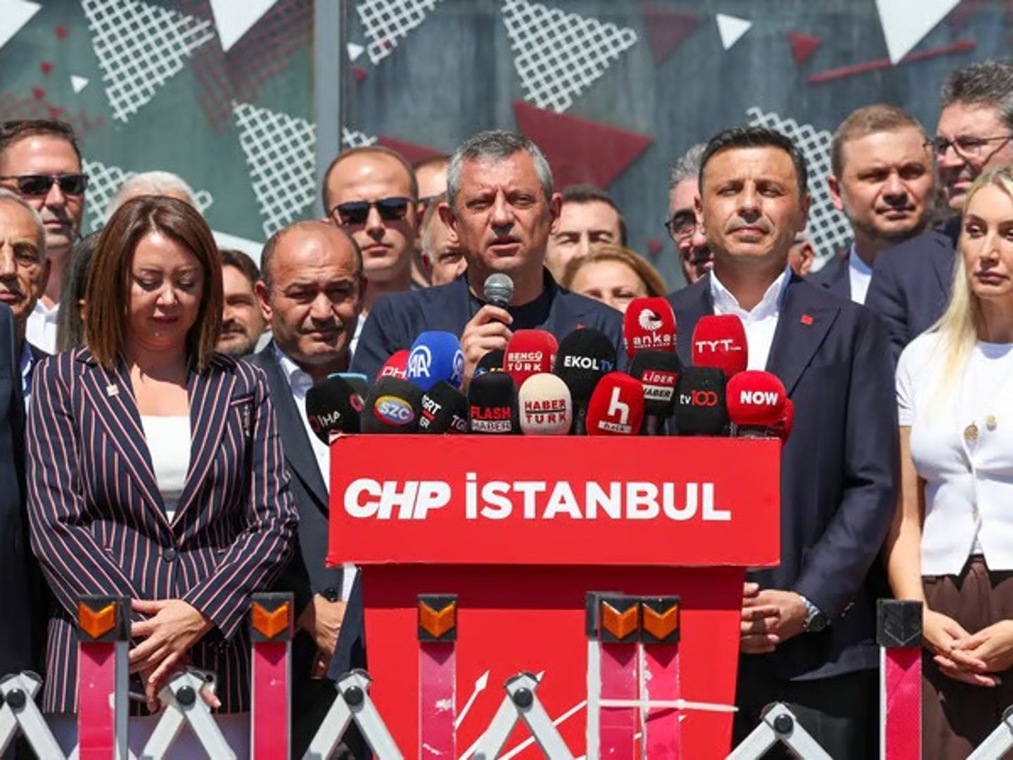 Mahkeme itirazı reddetti, Gürsel Tekin görevde kaldı