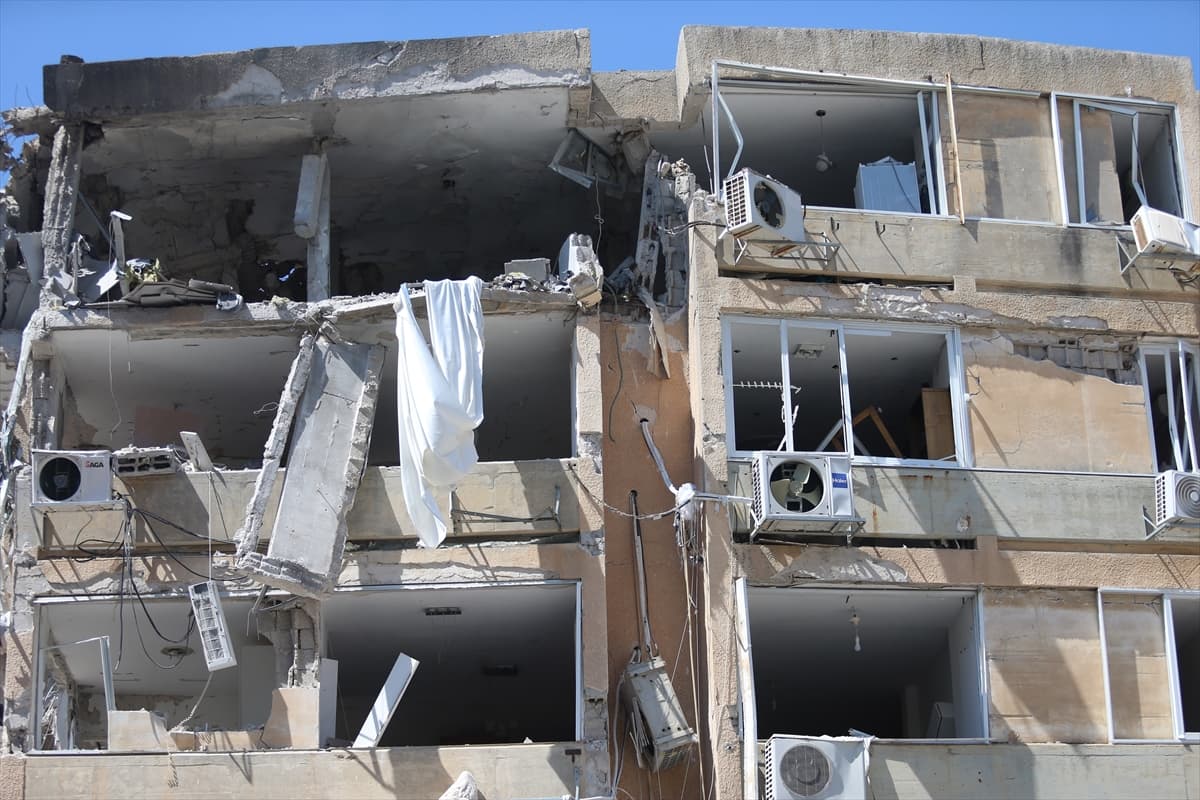 İran füzeleri Holon'a isabet etti: Binada ve araçlarda hasar oluştu