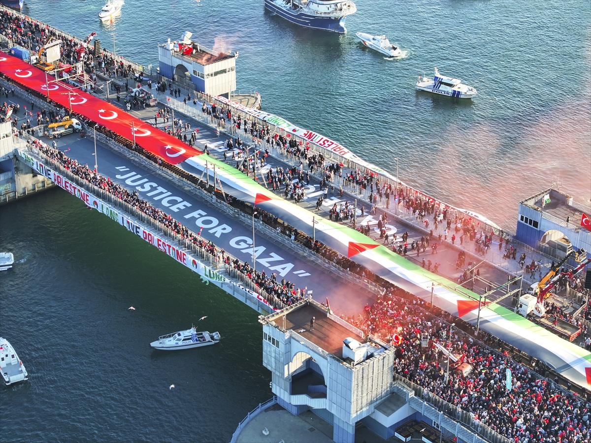 Galata Kulesi’nden tarihi kareler: İstanbul kırmızı-beyaza büründü