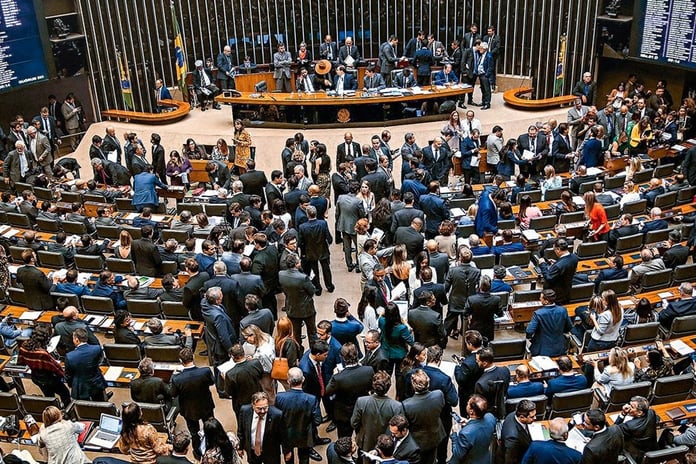 Brezilya Meclisi'nde Bolsonaro tartışması arbedeye dönüştü