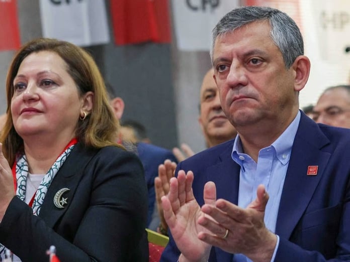 AK Parti'ye geçen Burcu Köksal, Özgür Özel'in mesajlarını deşifre etti