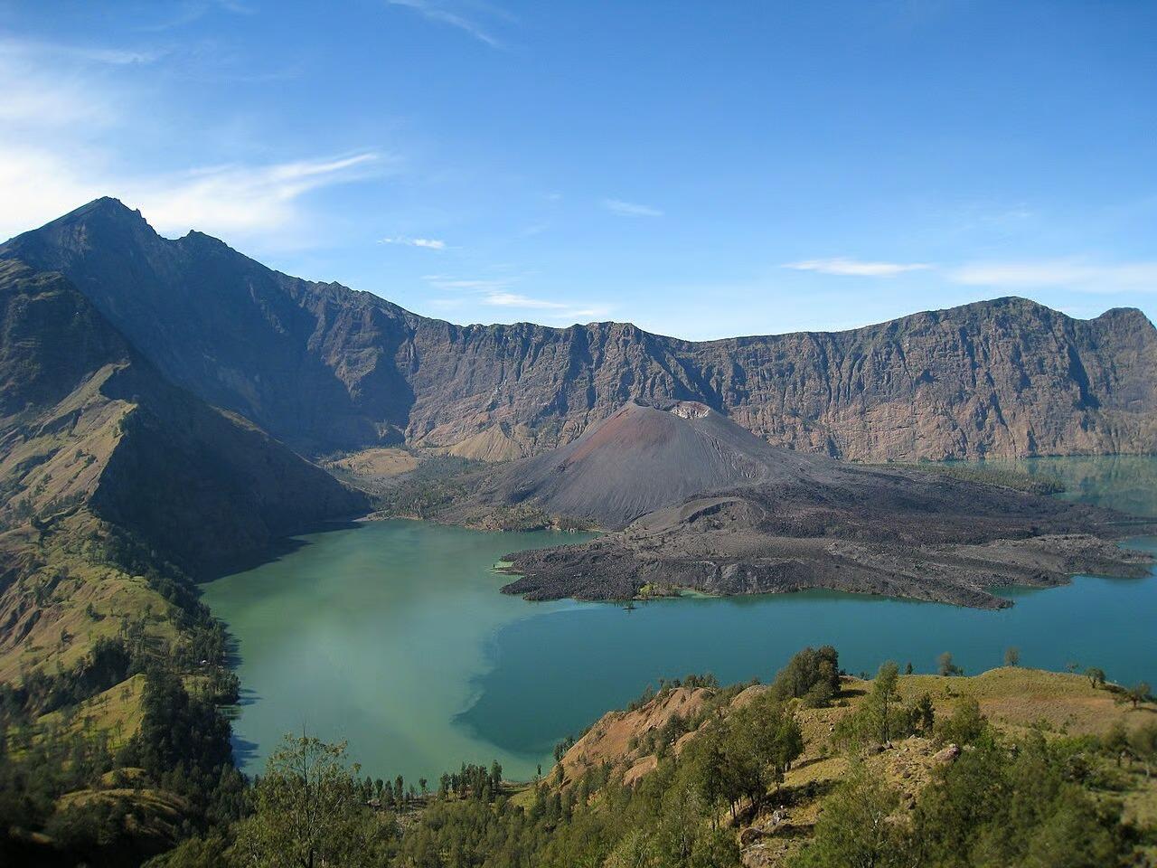 Brezilyalı turist günlerdir yanardağda kurtarılmayı bekliyor