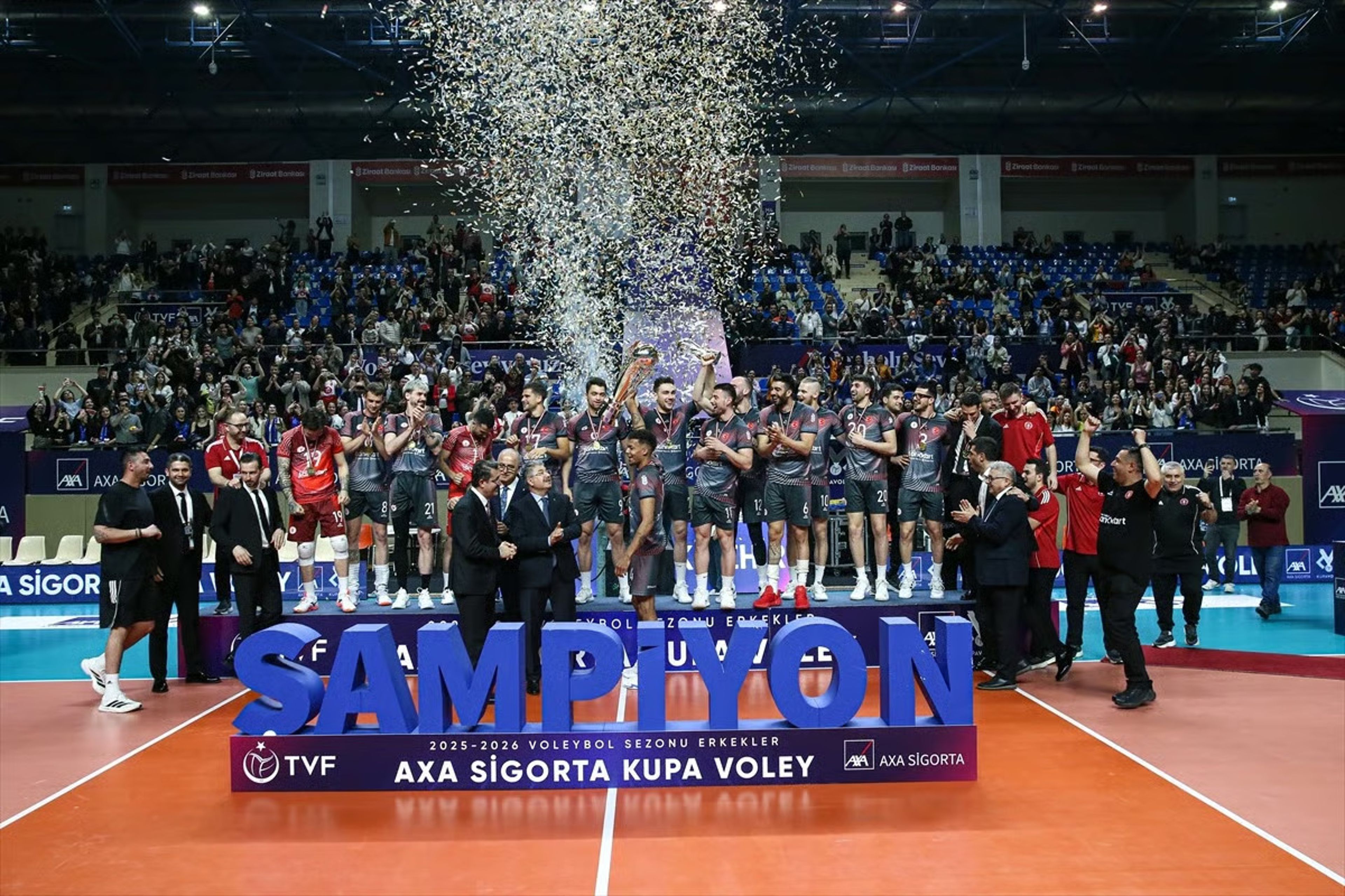 16 yıllık hasret bitti: Ziraat Bankkart tarihindeki ikinci Kupa Voley zaferini kazandı