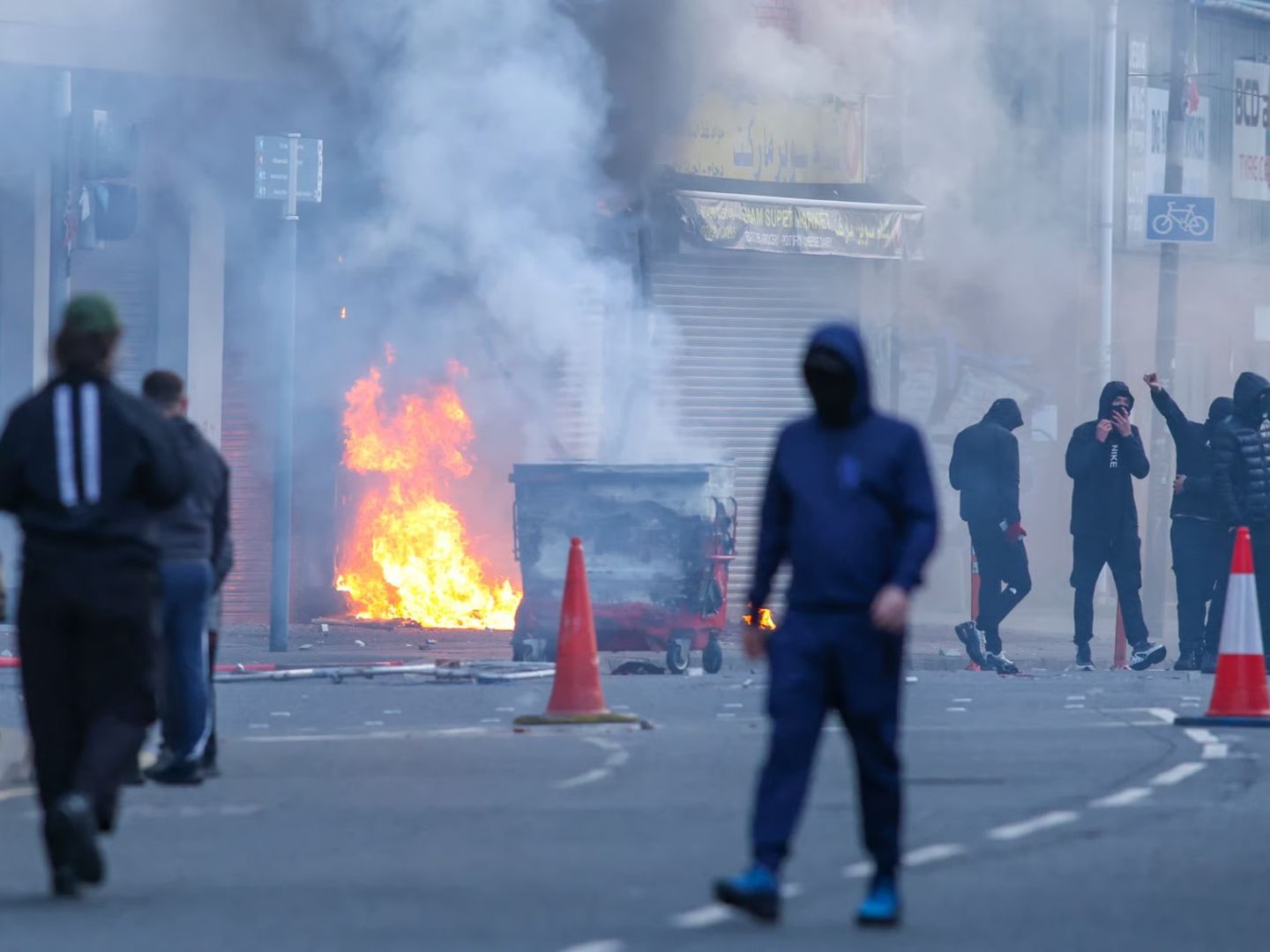 Belfast'ta göçmen karşıtı şiddet: Bıçaklı saldırı sonrası evler kundaklandı