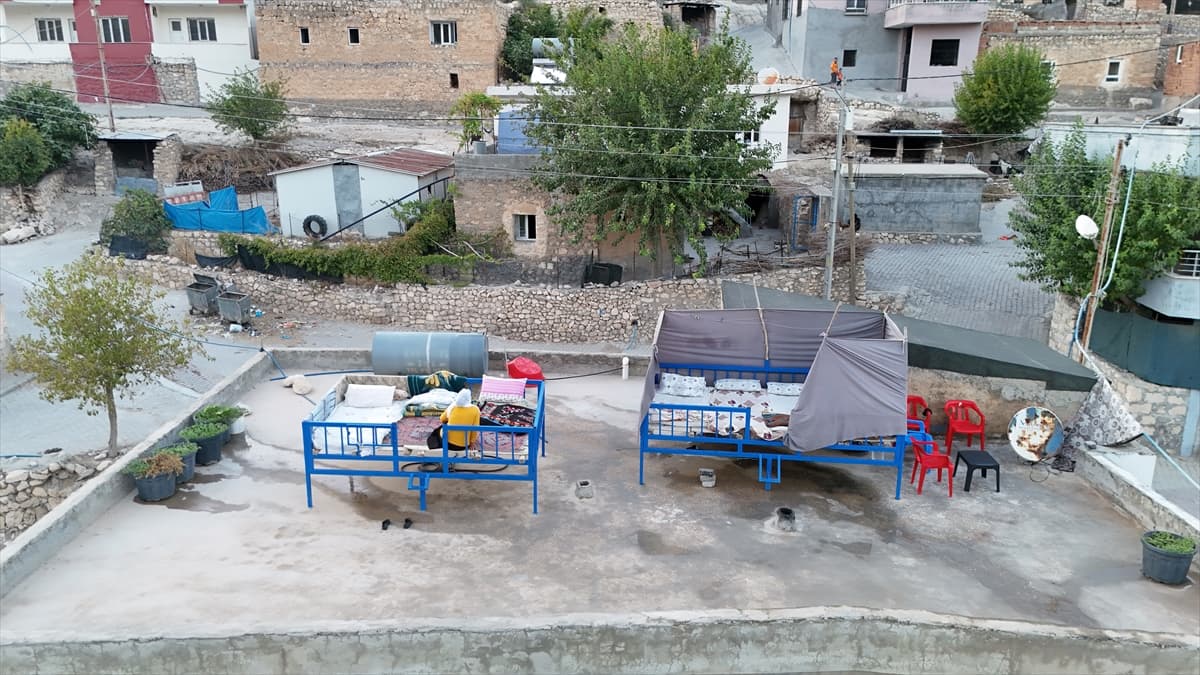 Mardin ve Batman'da sıcaklardan damda uyuyarak korunuyorlar