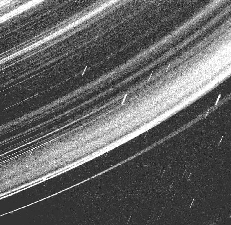 Voyager 2 tarafından 1986'da gezegenden 142.000 mil (236.000 kilometre) uzaktayken gezegene en yakın yaklaşımından sadece birkaç saat sonra çekilen Uranüs'ün halkalarının bir görüntüsü.
