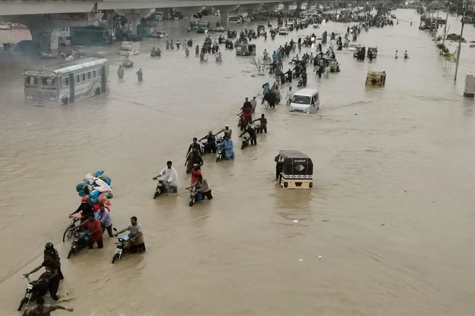 Pakistan'da sellerden ölenlerin sayısı 830'a çıktı