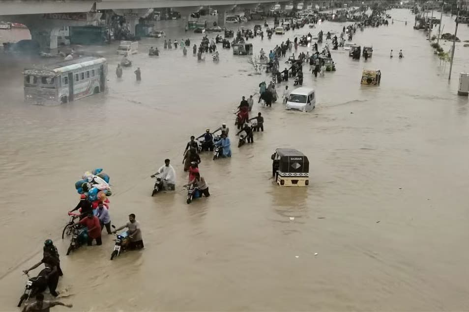 Pakistan’da sel felaketlerinde bilanço artıyor: 830 ölü