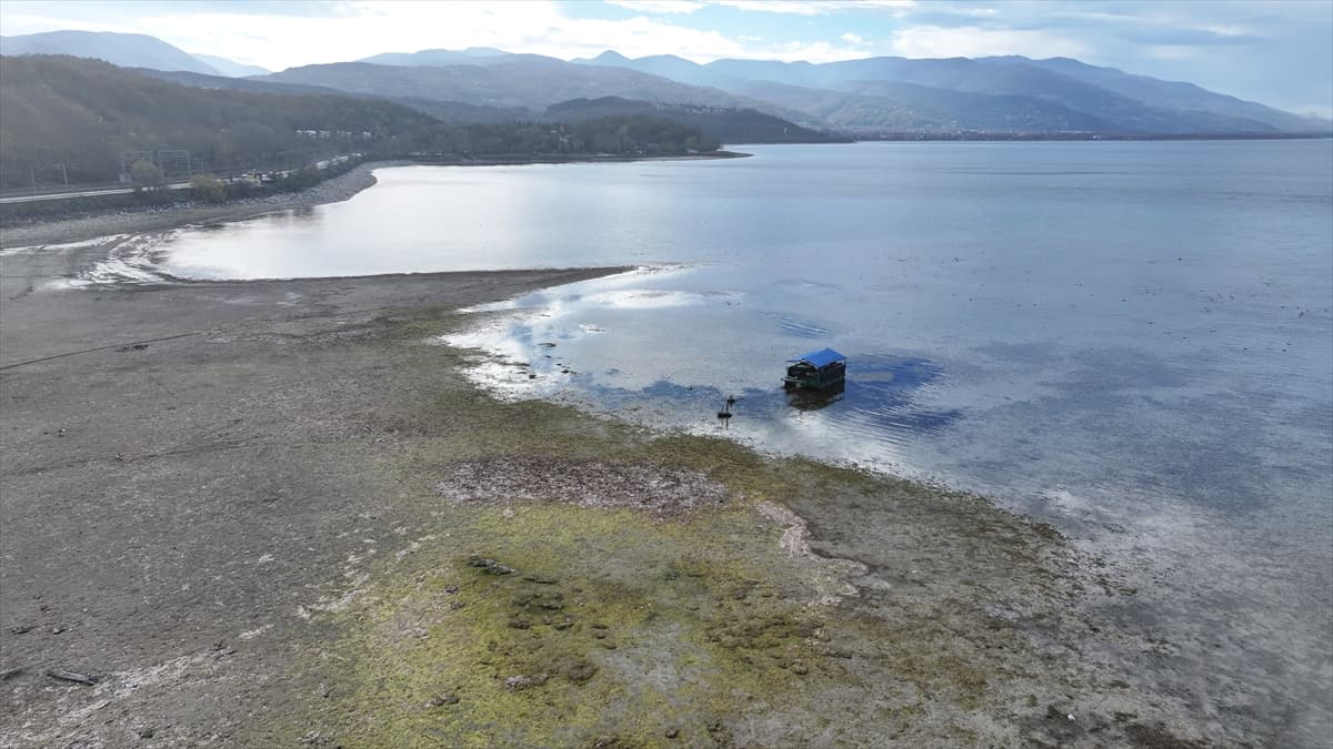 Sapanca Gölü’nde su krizi derinleşiyor: Su seviyesi 28,66 metreye indi, tarihi kalıntılar ortaya çıktı