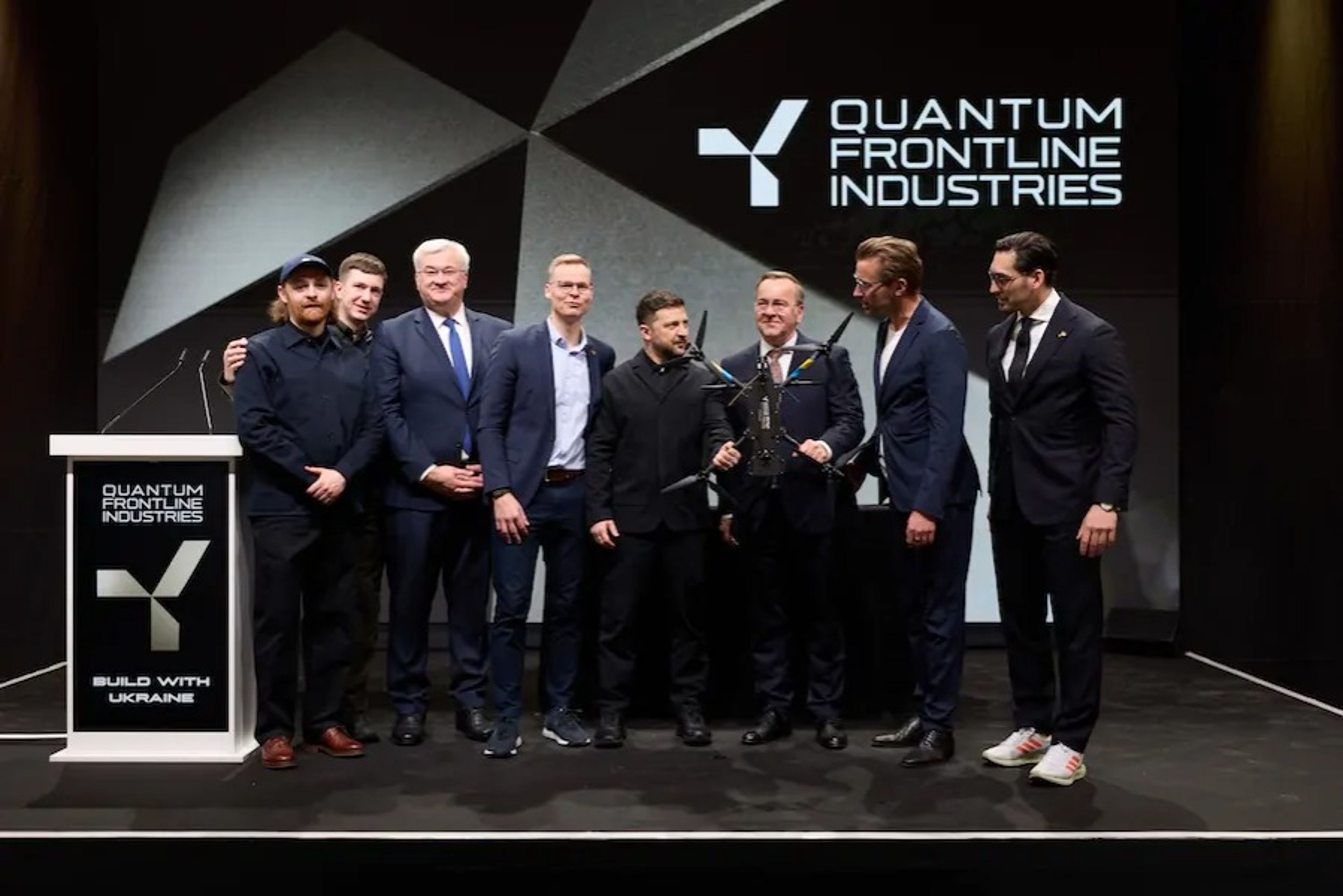 Ukrayna Devlet Başkanı Zelenskiy ve Almanya Savunma Bakanı Pistorius'tan dron fabrikasına ziyaret