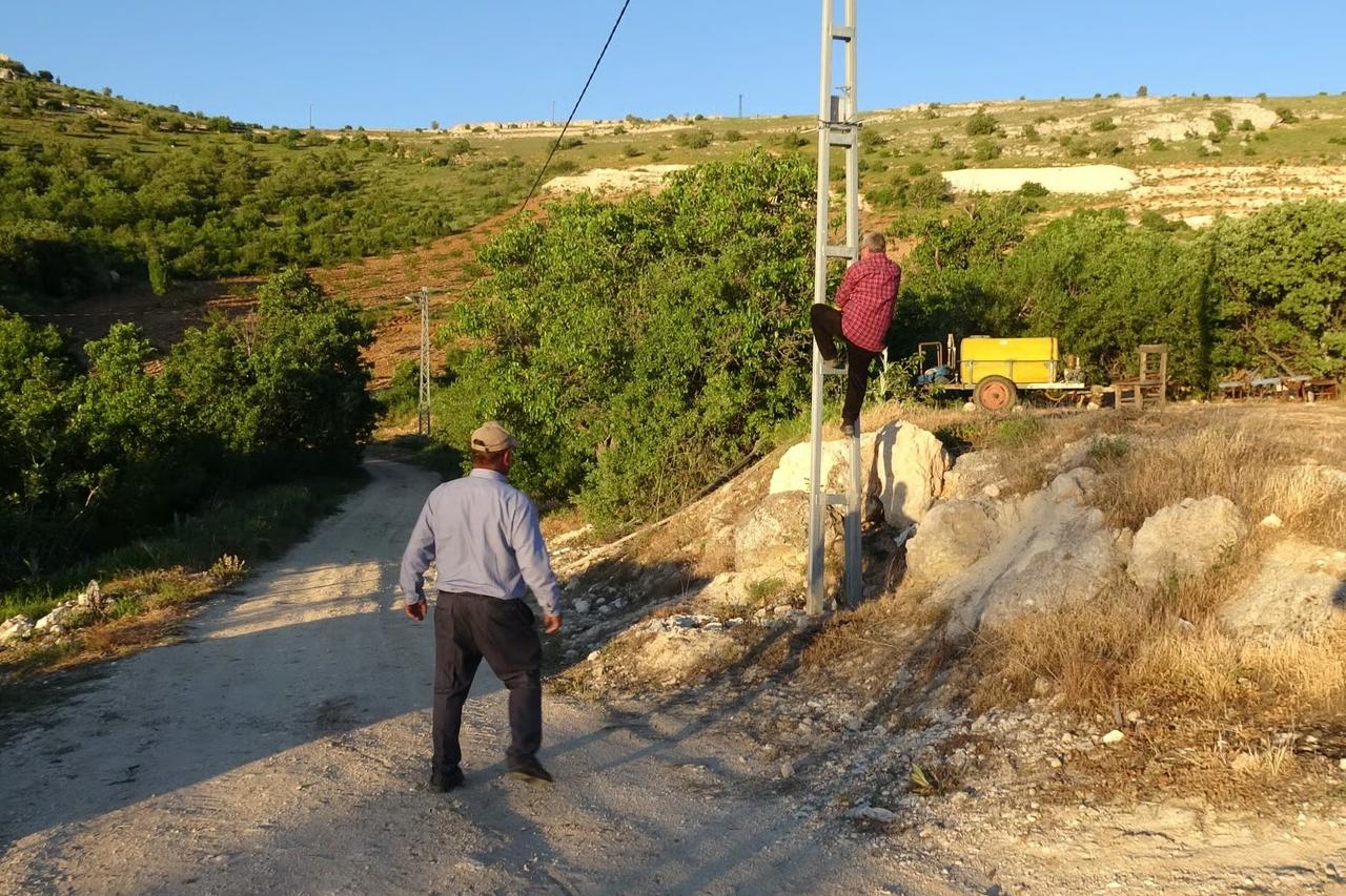 Telefonla konuşmak için elektrik direğine tırmanıyorlar