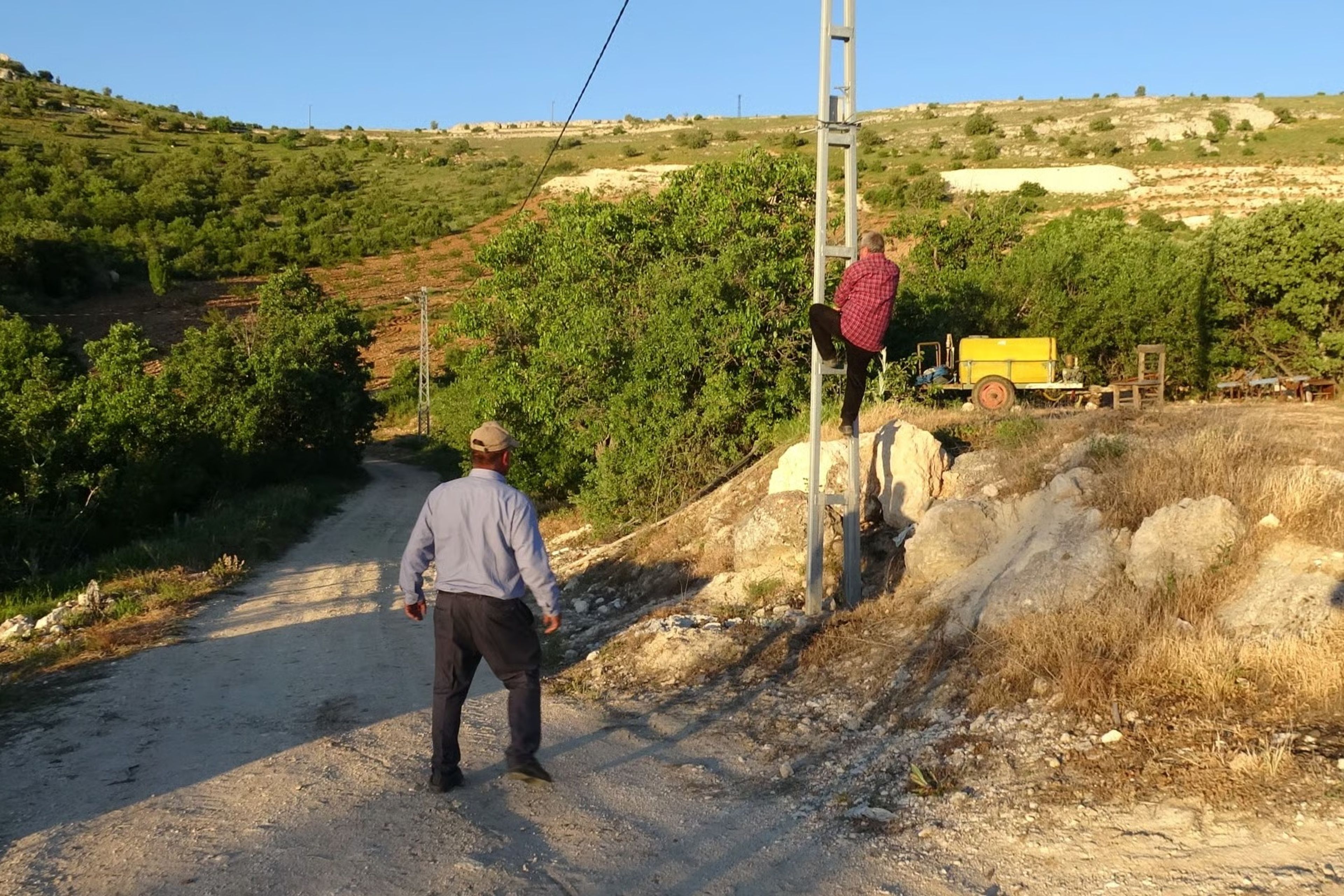 Elektrik direğinde telefon görüşmesi: Malatya'da vatandaşlardan baz istasyonu tepkisi