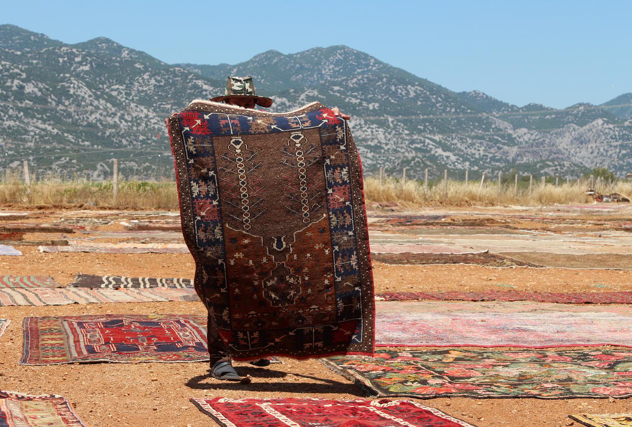 Halılar Antalya'da güneşleniyor, Dünya pazarına sunuluyor