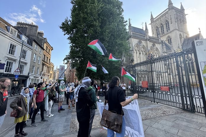 Cambridge öğrencileri İsrail'le ilişkilerin kesilmesi talebiyle eylem başlattı