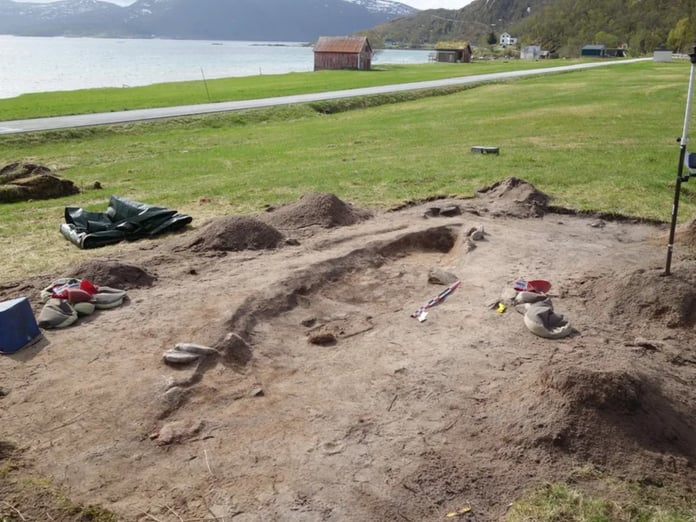 Bin yıl önce küçük bir köpekle gömülen kadının mezarı bulundu