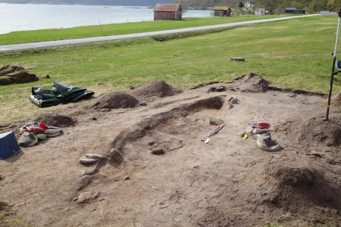 Bin yıl önce küçük bir köpekle gömülen kadının mezarı bulundu