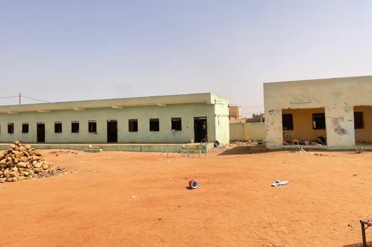 Hızlı Destek Güçleri'nin gözaltı merkezi olarak kullandığı ve onlarca toplu mezarın kazıldığı okul (Al Jazeera)