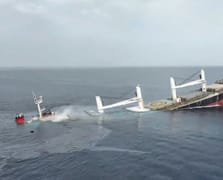 Husilerin vurduğu yunan gemisi sulara gömüldü