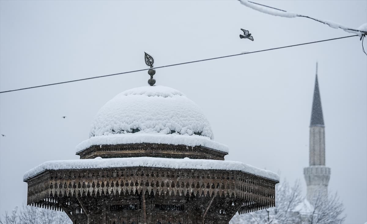 Bosna Hersek'in başkenti Saraybosna beyaza büründü